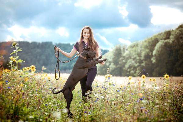 Anka Lux - Hundeernährungs- und Gesundheitsberaterin mit Hund auf einer Wiese